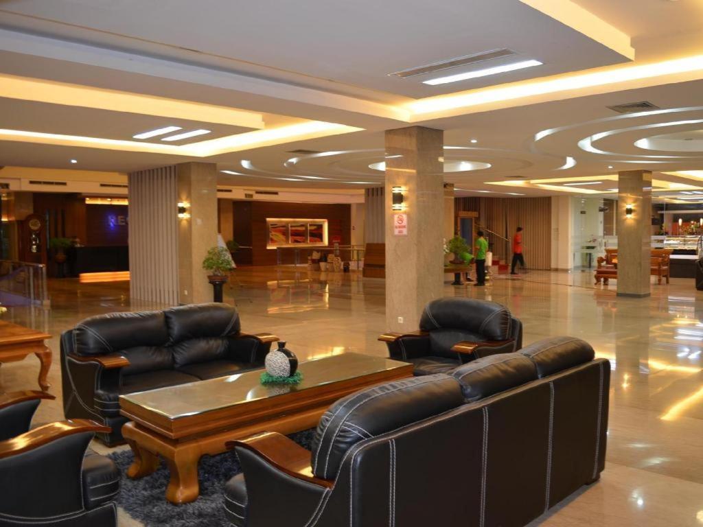 Regina Hotel Pemalang Exterior photo