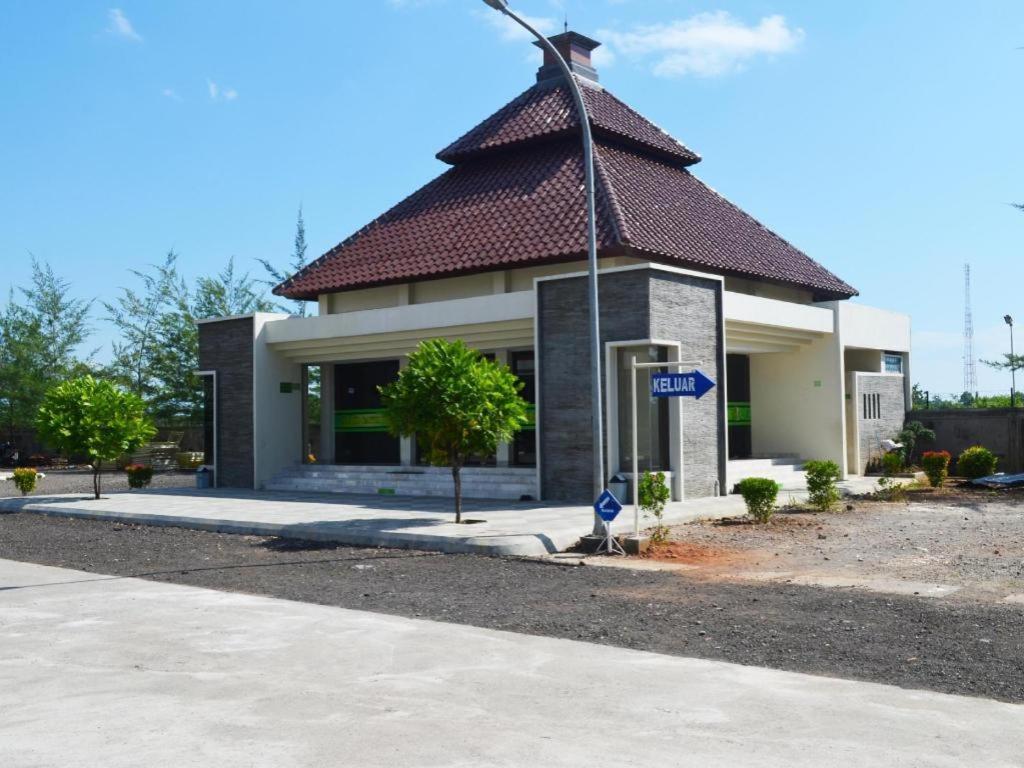 Regina Hotel Pemalang Exterior photo