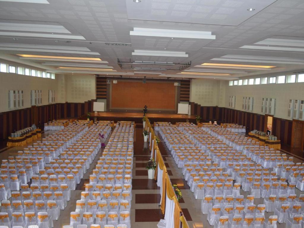 Regina Hotel Pemalang Exterior photo