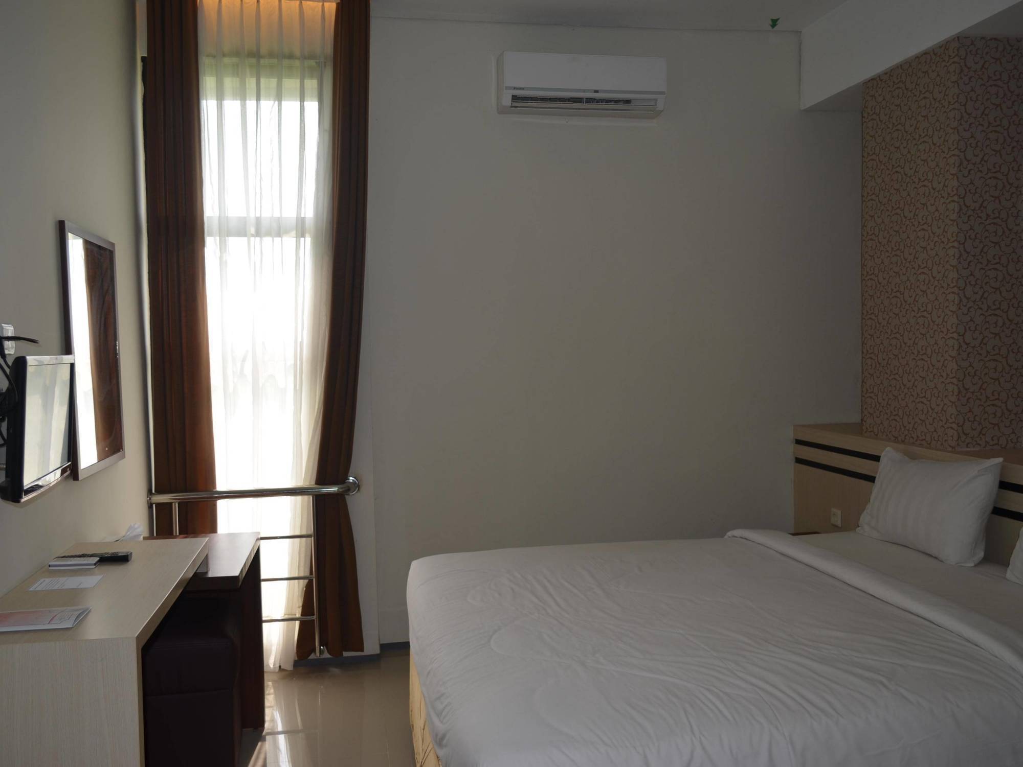 Regina Hotel Pemalang Exterior photo