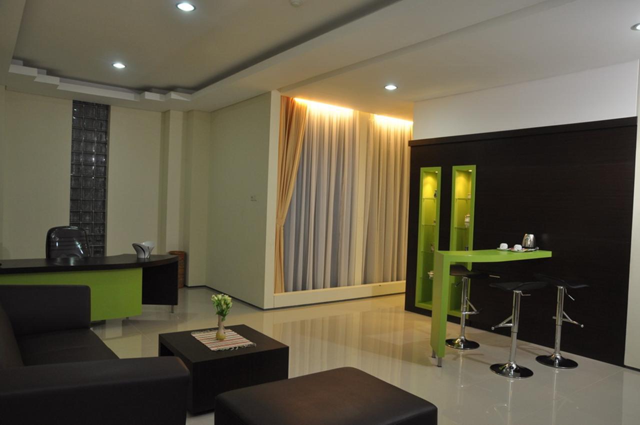 Regina Hotel Pemalang Exterior photo