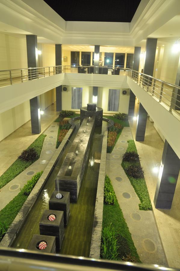 Regina Hotel Pemalang Exterior photo
