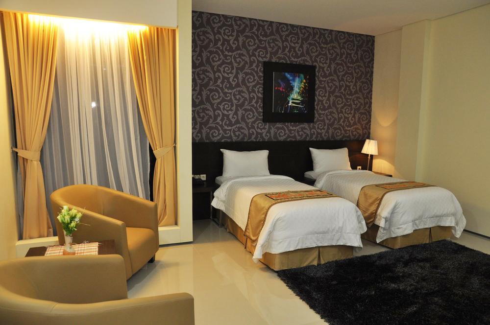 Regina Hotel Pemalang Exterior photo